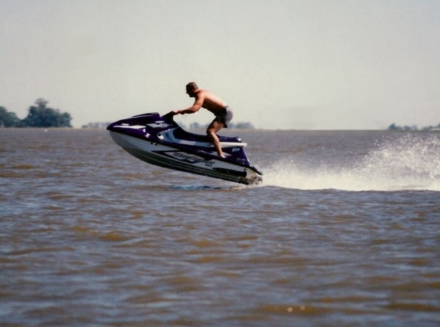 Moto de agua saltando.jpg